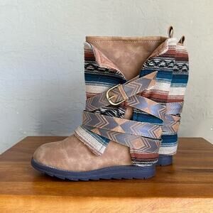 Muk Luks Women's Nikki Boot size 6 sweater‎ material and buckle detail